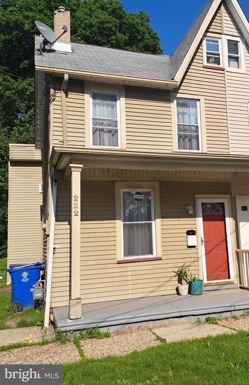 222 Laurel St - Photo 2 of 15