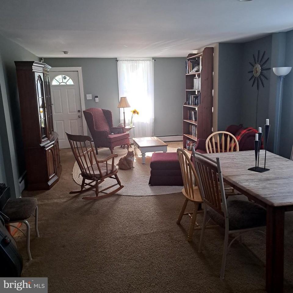 222 Laurel St - Photo 3 of 15