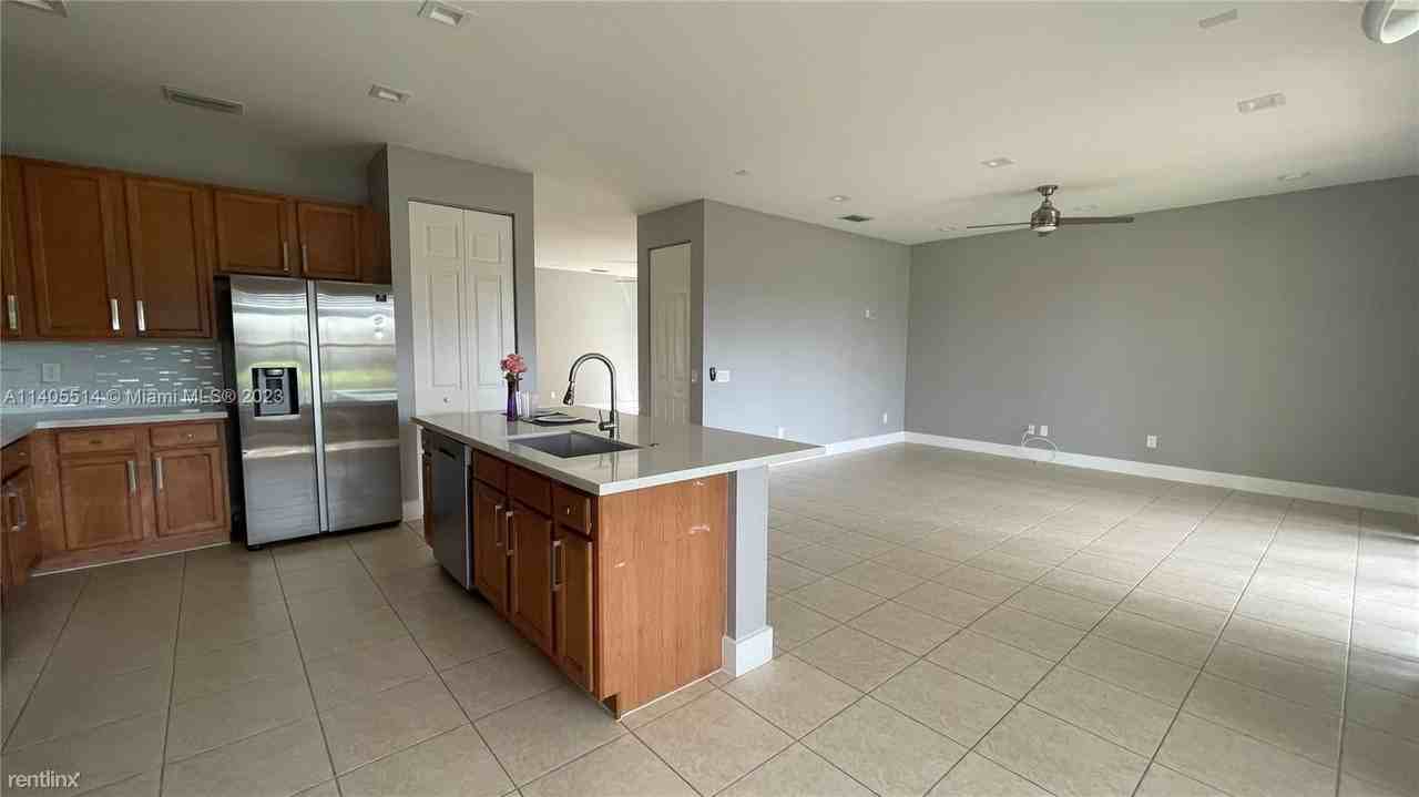 8796 Briarwood Meadow Ln - Photo 2 of 13