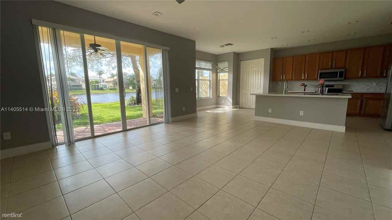 8796 Briarwood Meadow Ln - Photo 3 of 13