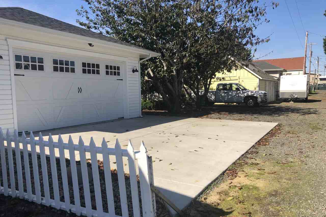 216 Maple St - Photo 2 of 11
