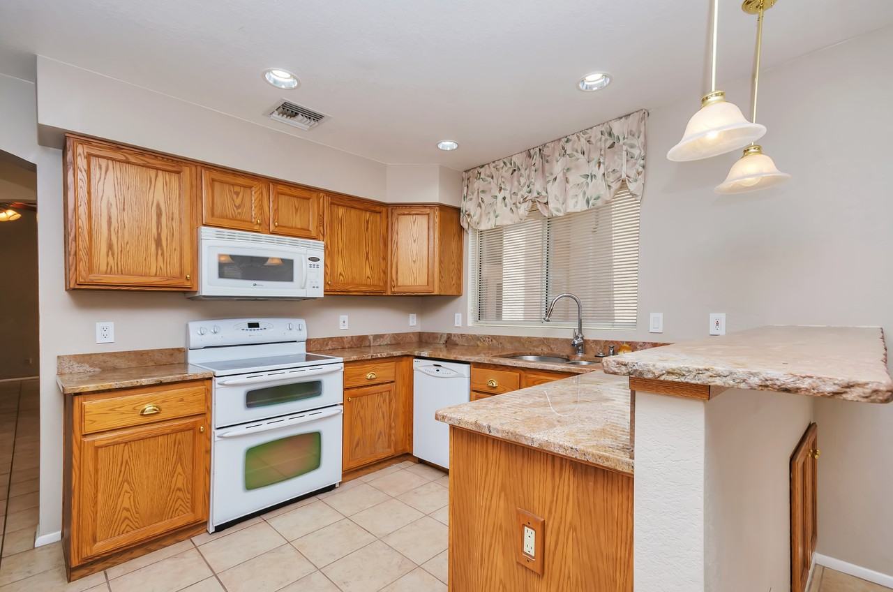 7620 S Trumpet Vine Ave - Photo 7 of 25