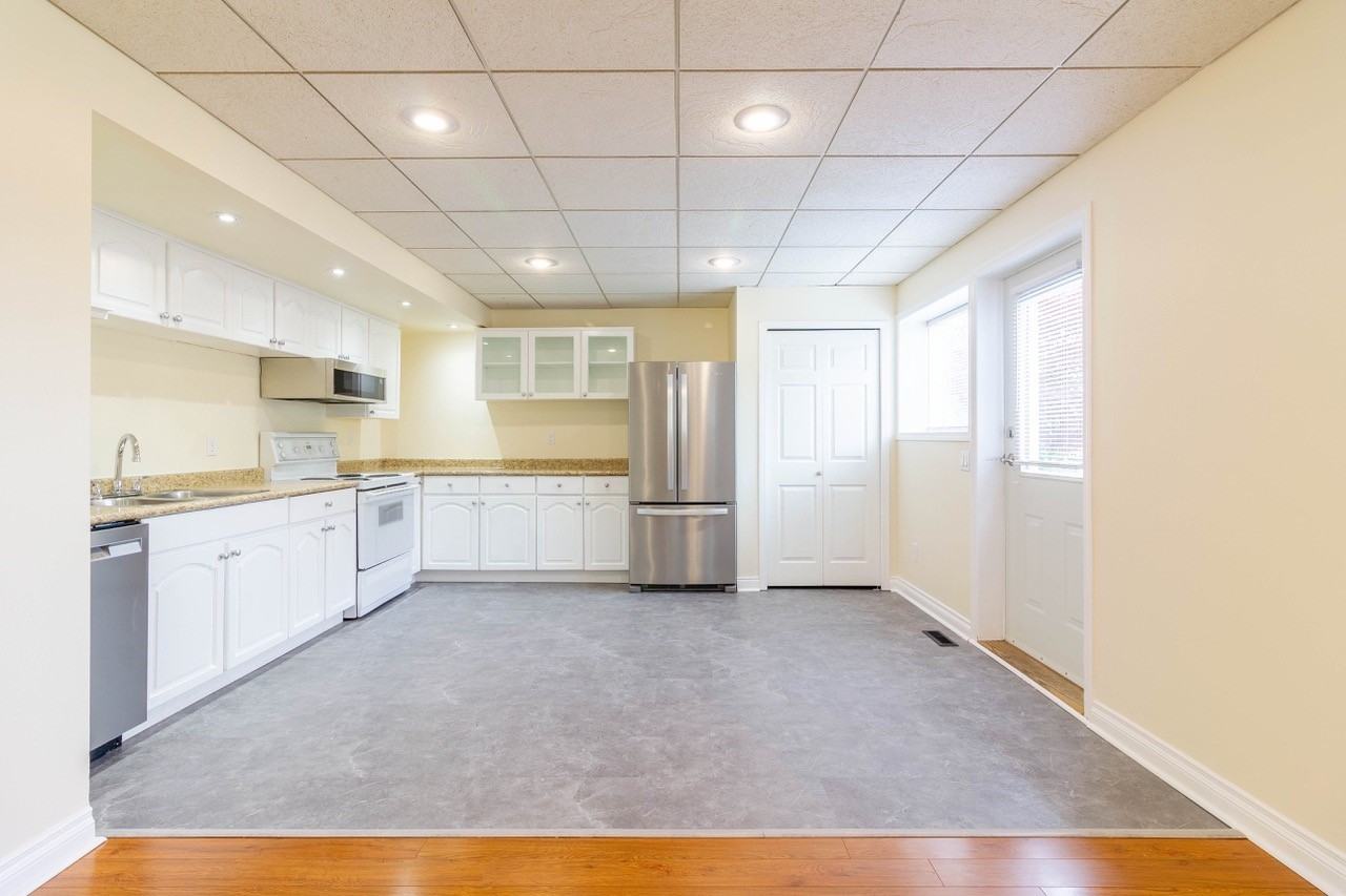 7305 Queenston Court, Burnaby, BC V5A 1J2 1 Bedroom Apartment for