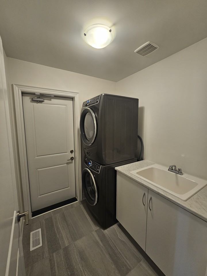 50 Montrose Boulevard - Photo 3 of 9