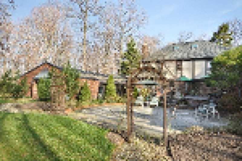 110 Stonefence Rd - Photo 3 of 17