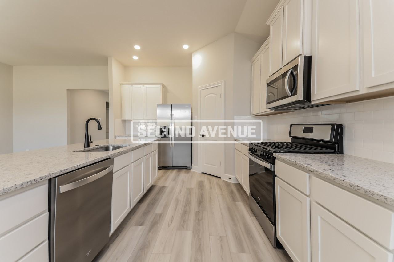 2121 Meadow Dr - Photo 4 of 20