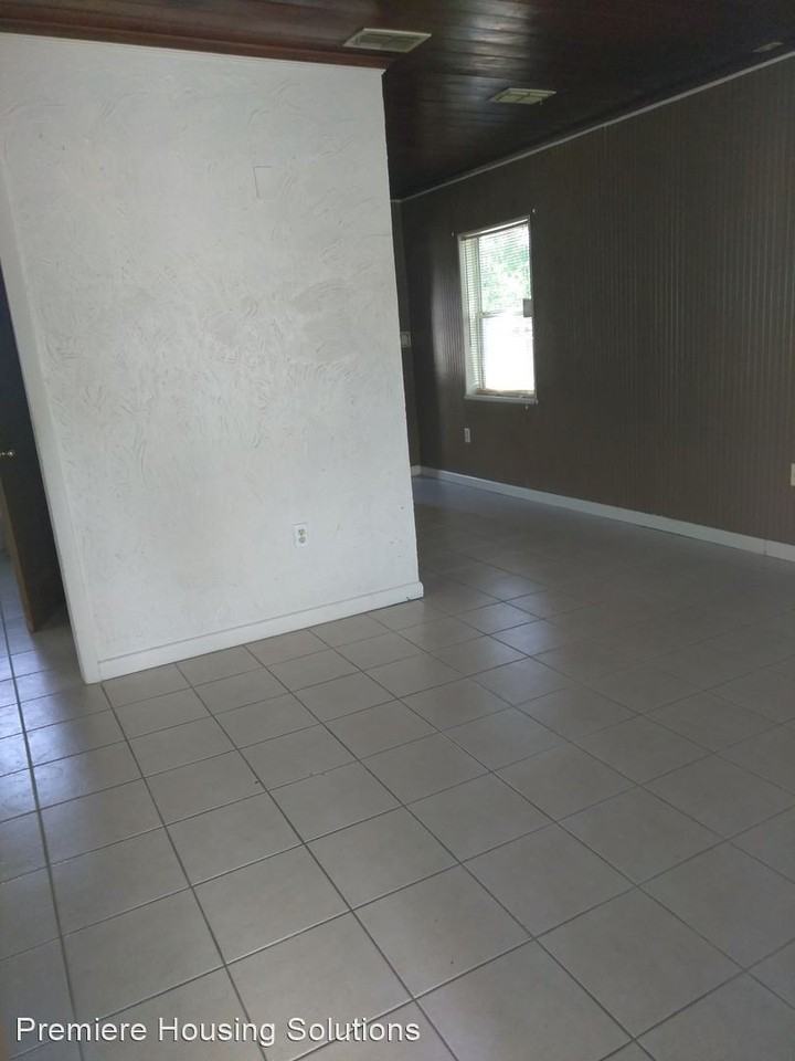 1143 Gilmore Ave - Photo 3 of 9