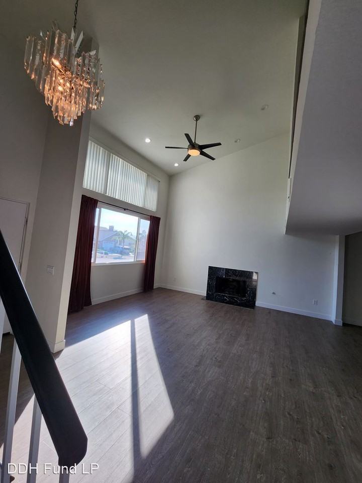 2341 Del Mar Rd - Photo 3 of 30