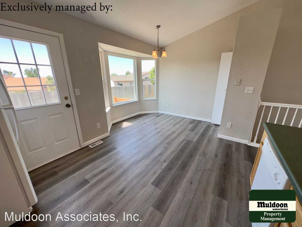 5311 Suburban Dr - Photo 3 of 12