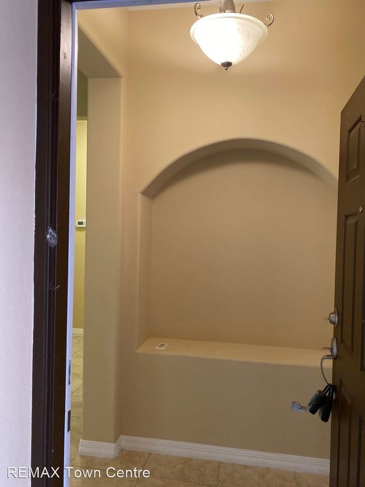1118 Priory Cir - Photo 3 of 12