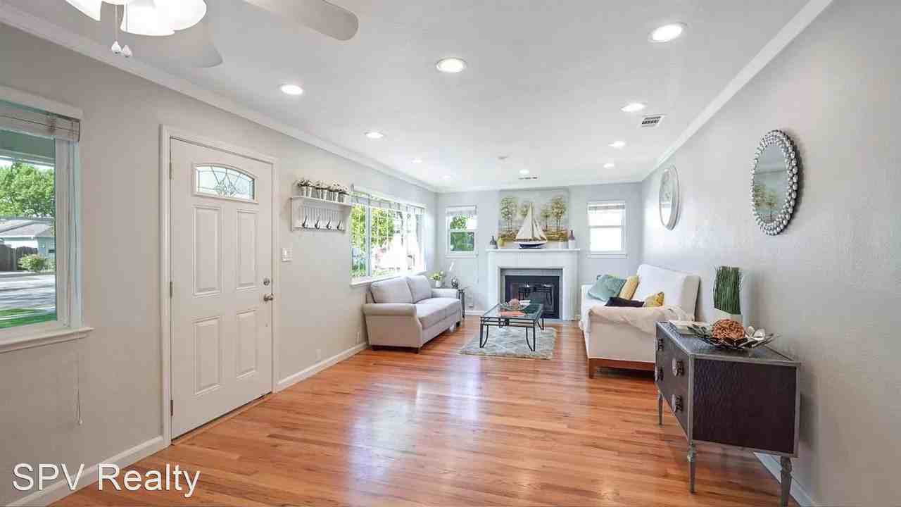 2433 Homewood Dr - Photo 2 of 12