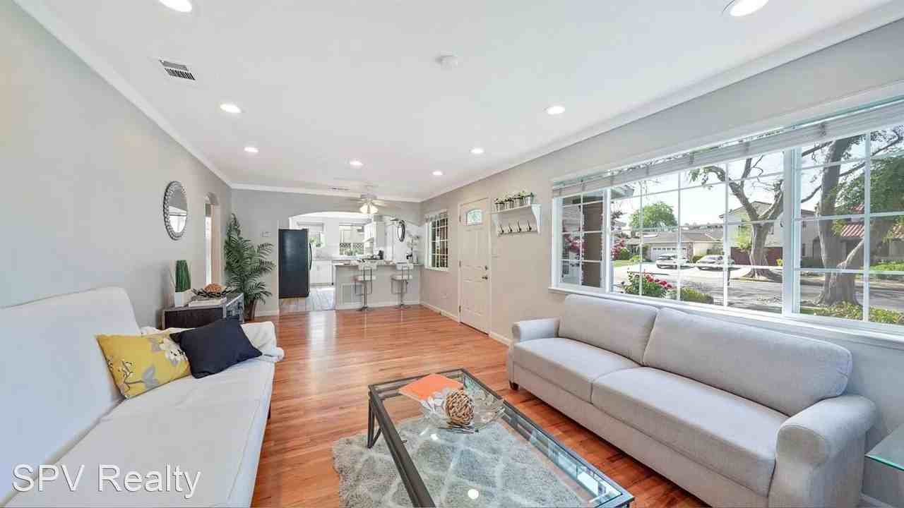 2433 Homewood Dr - Photo 3 of 12