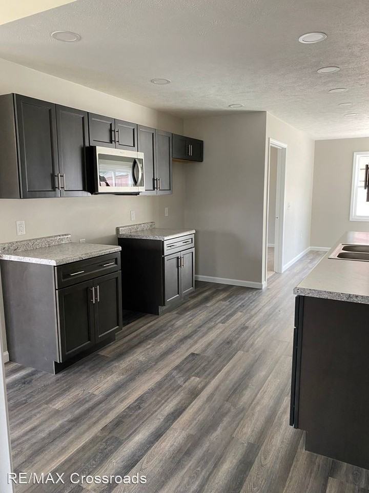 313 315 6th Drive NW - Photo 3 of 9