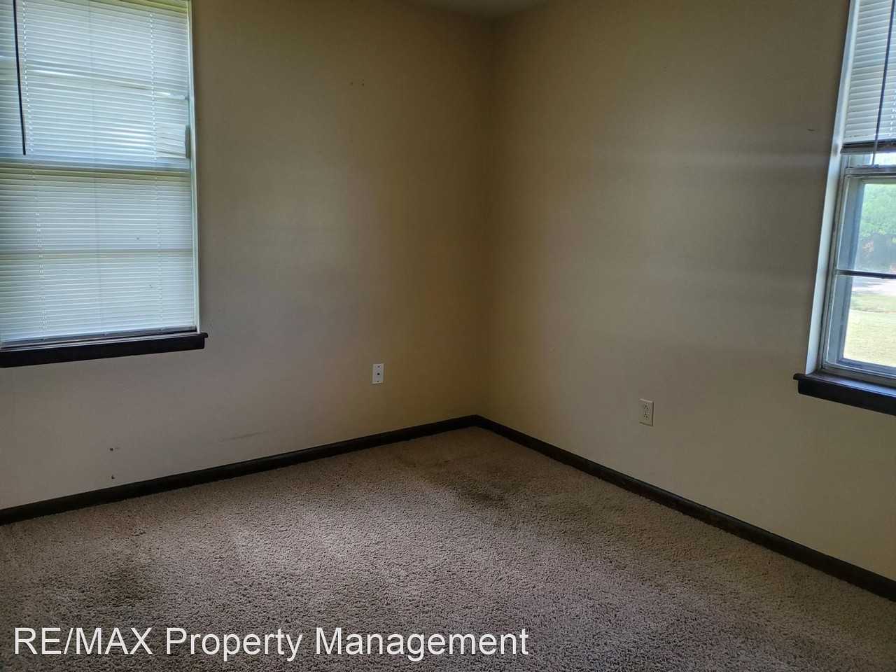 1725 Hereford Dr - Photo 3 of 13