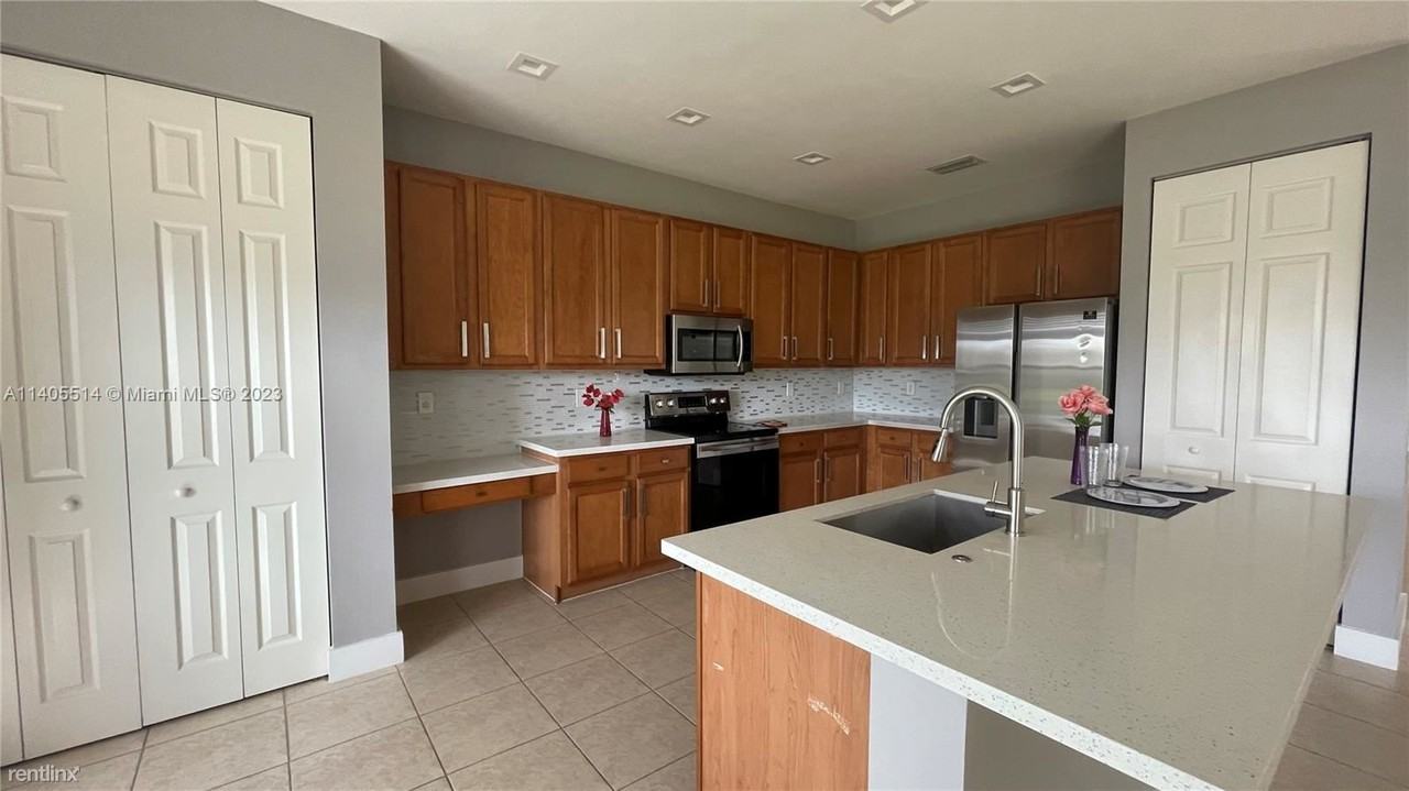 8796 Briarwood Meadow Ln - Photo 3 of 17