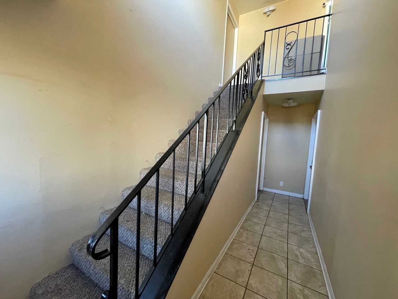 111 Harbor Dr - Photo 2 of 13