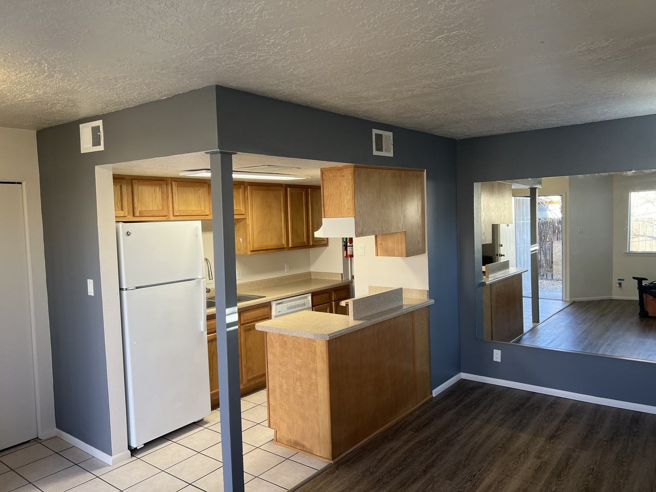 305 Valencia Dr Se - Photo 4 of 37