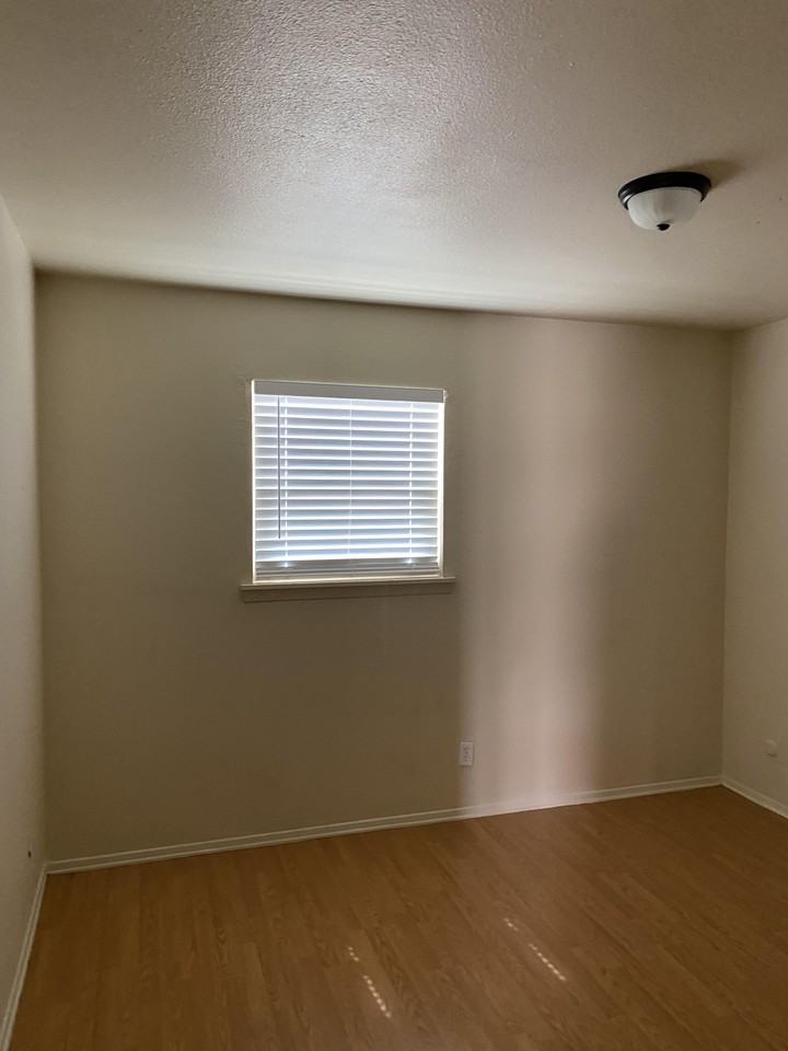 SANTIAGO APARTMENTS - Photo 5 of 12