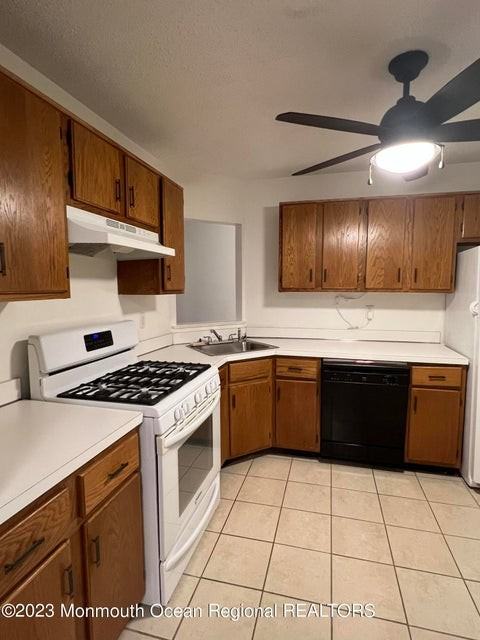 17 Chatham Sq - Photo 2 of 5