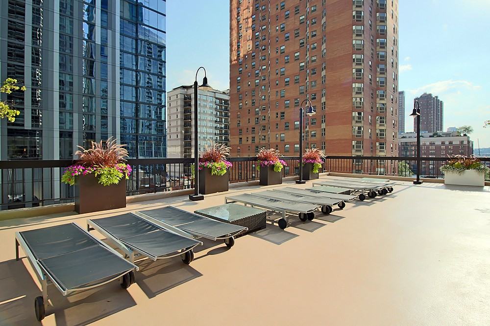 1 E Delaware Pl - Photo 7 of 26