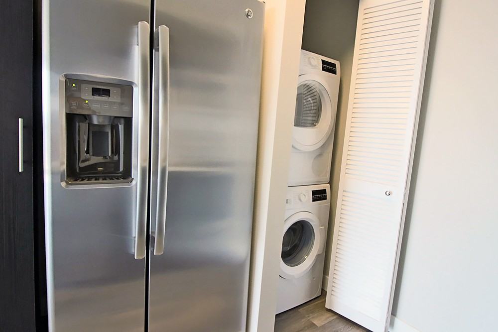 1 E Delaware Pl - Photo 3 of 34