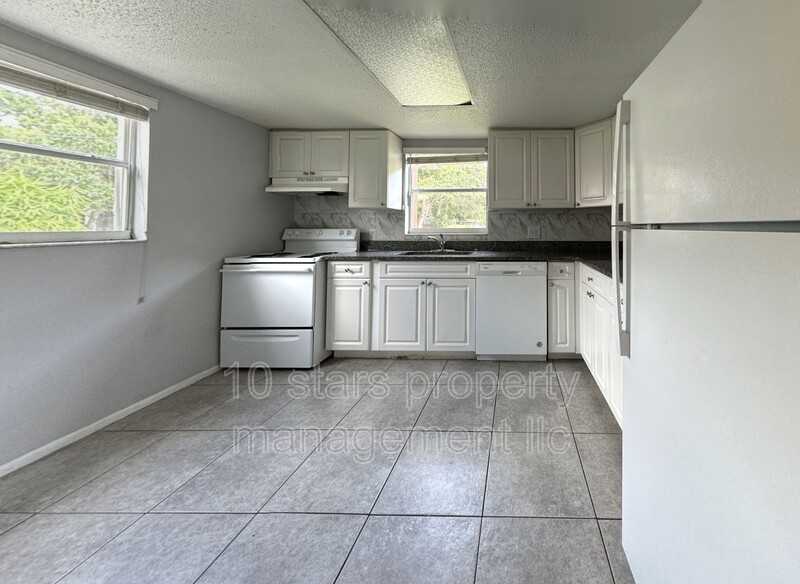 4725 39th Ave N - Photo 5 of 25