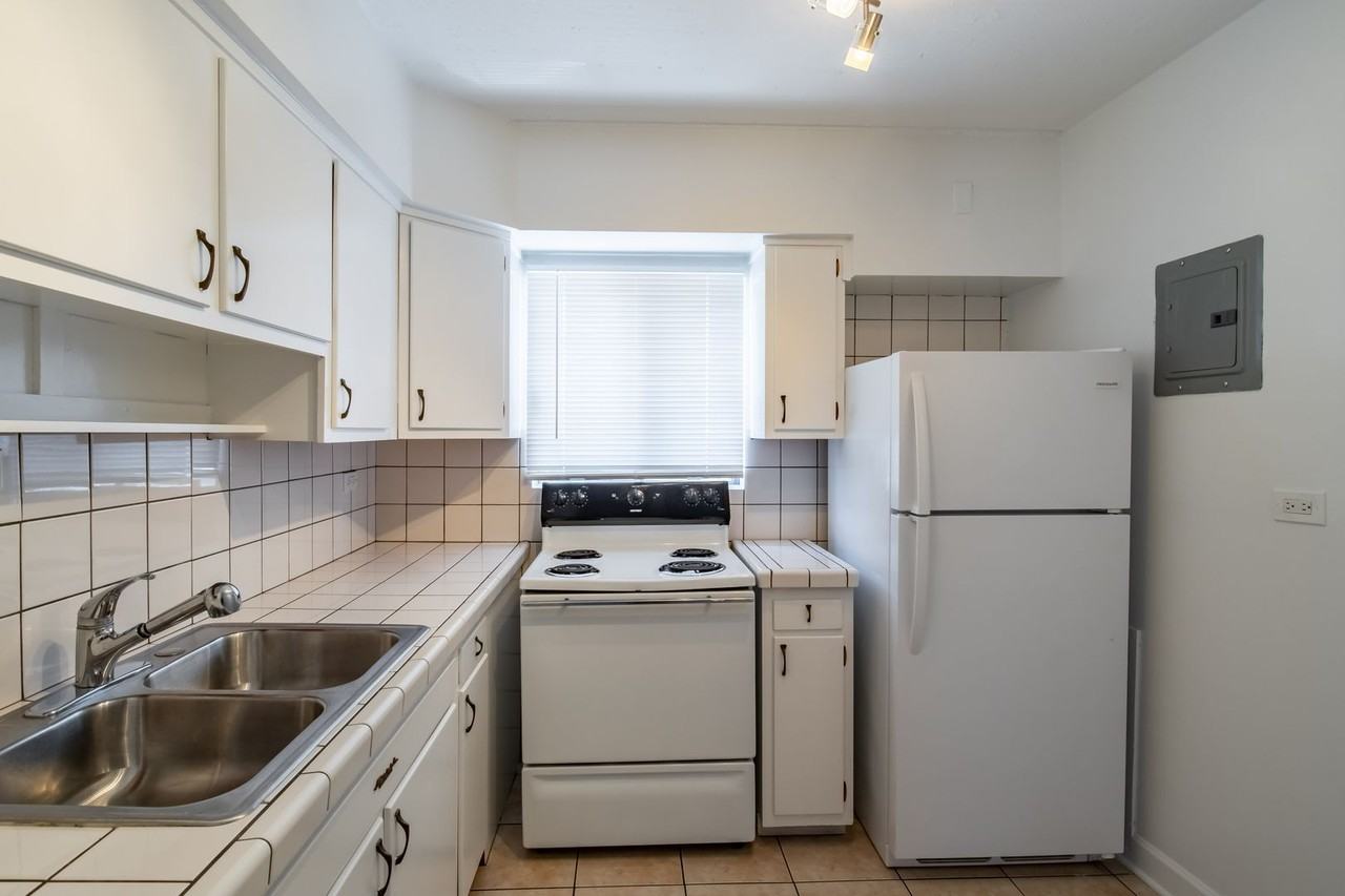 140 E Lake St #13B - Photo 2 of 7