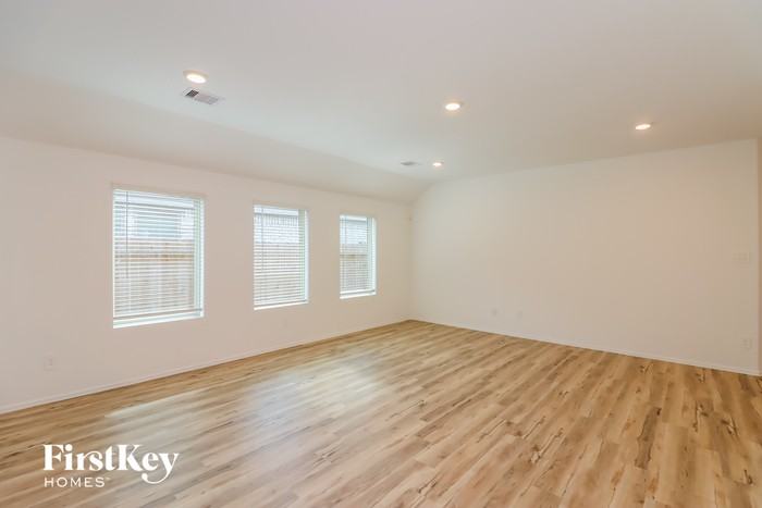 22092 Juniper Crossing Dr - Photo 3 of 15