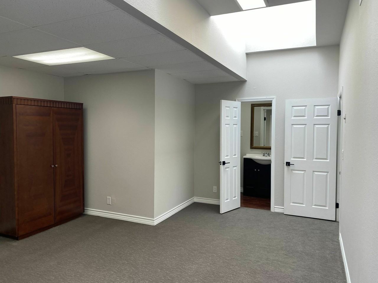 114 N Harbor Blvd - Photo 3 of 8