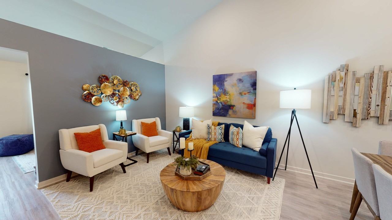 Everly of Macomb - Photo 2 of 32