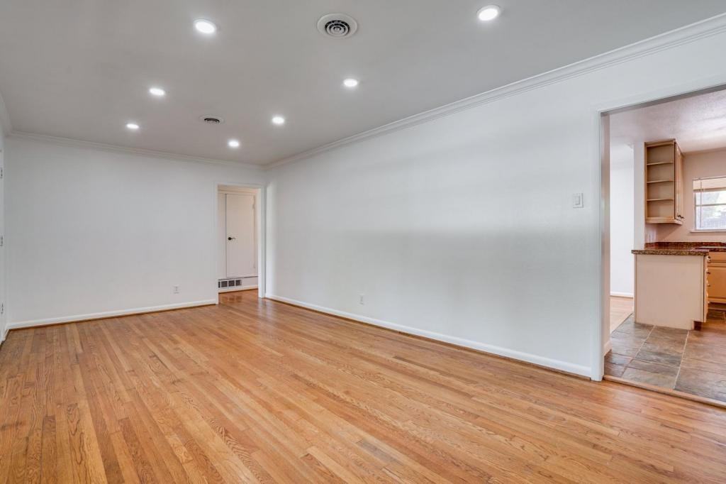 910 Tipperary Dr - Photo 3 of 20