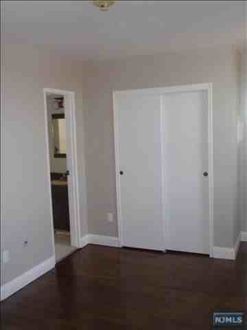 211 Paterson Ave - Photo 2 of 3