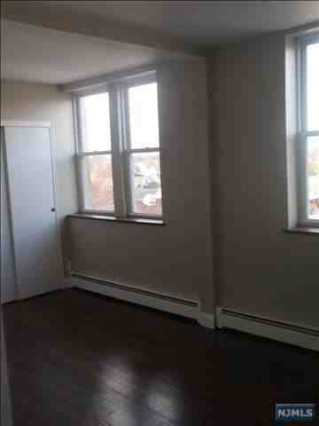 211 Paterson Ave - Photo 3 of 3