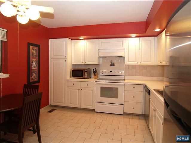 219 Pond Terrace - Photo 3 of 12