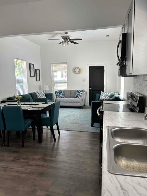 206 East Brenham Street - Photo 5 of 9