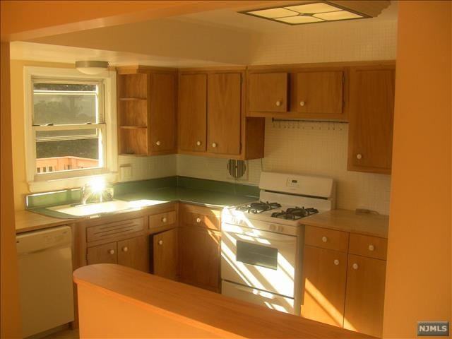 32 Hackensack Ave - Photo 2 of 11