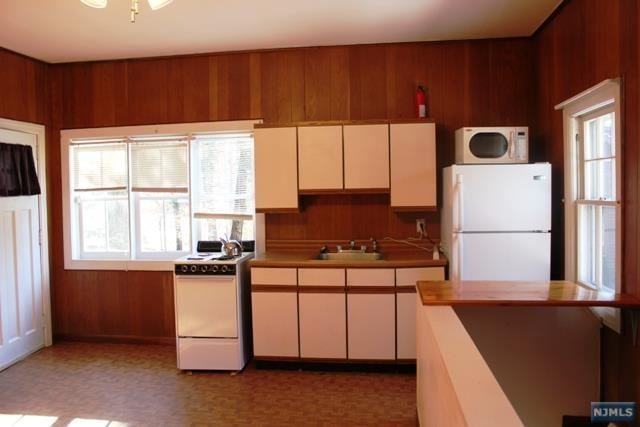 343 Stonetown Rd - Photo 3 of 7