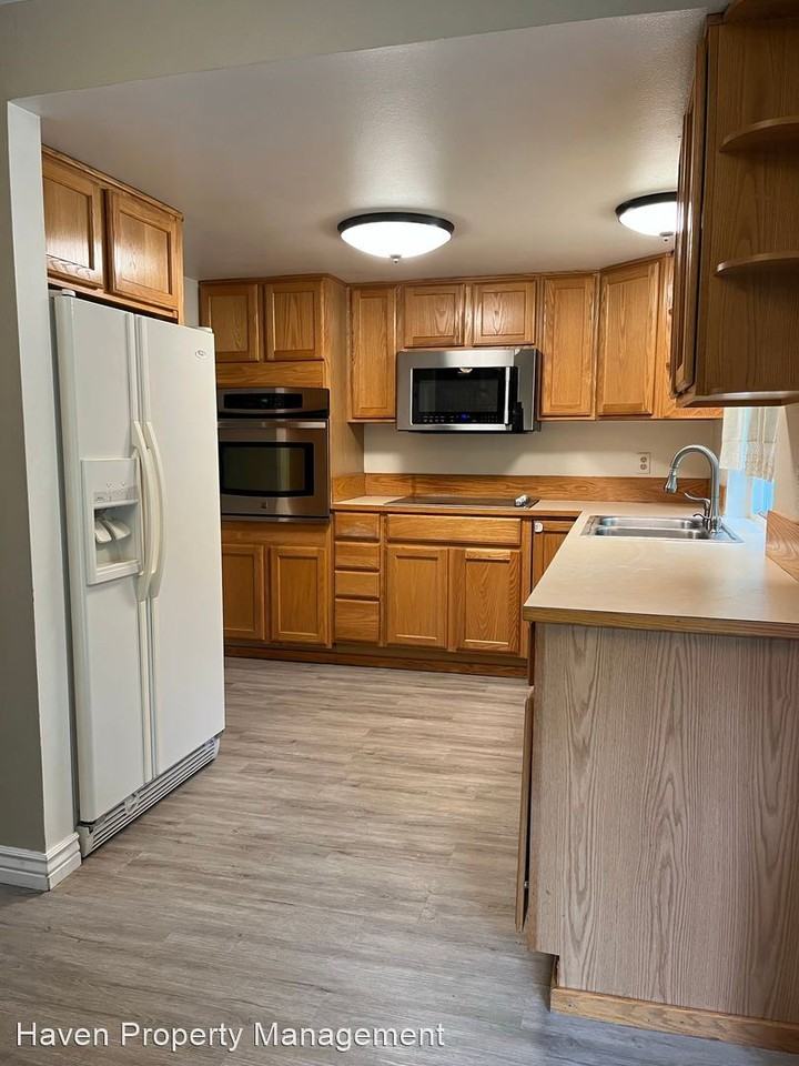 1725 Hemlock Dr Se - Photo 3 of 10