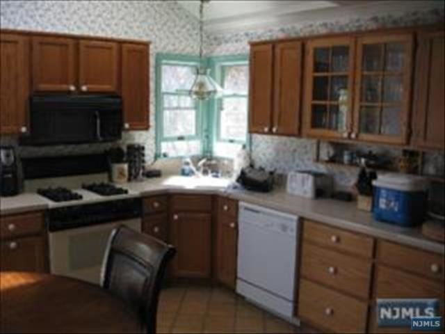 51 Lucille Ave - Photo 3 of 13