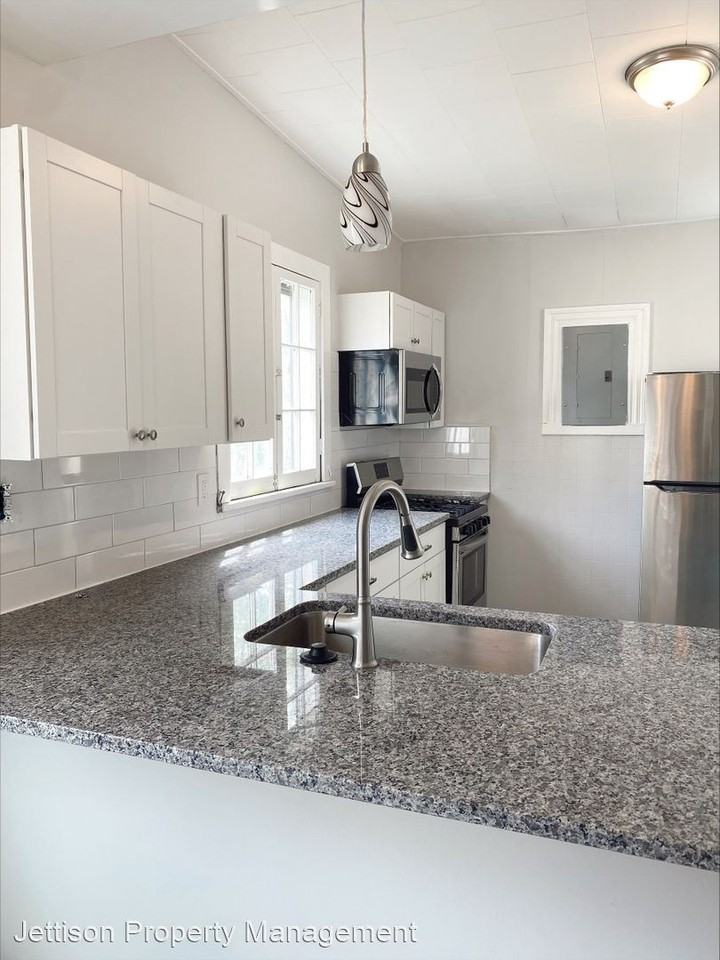 369-371 Gregory St - Photo 2 of 13