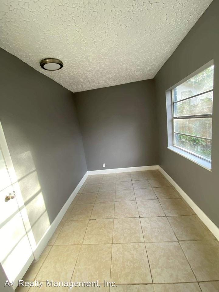 1528 W 22 St - Photo 3 of 4