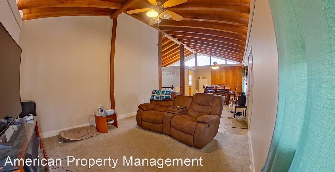 2111 Ivy Dr - Photo 3 of 13