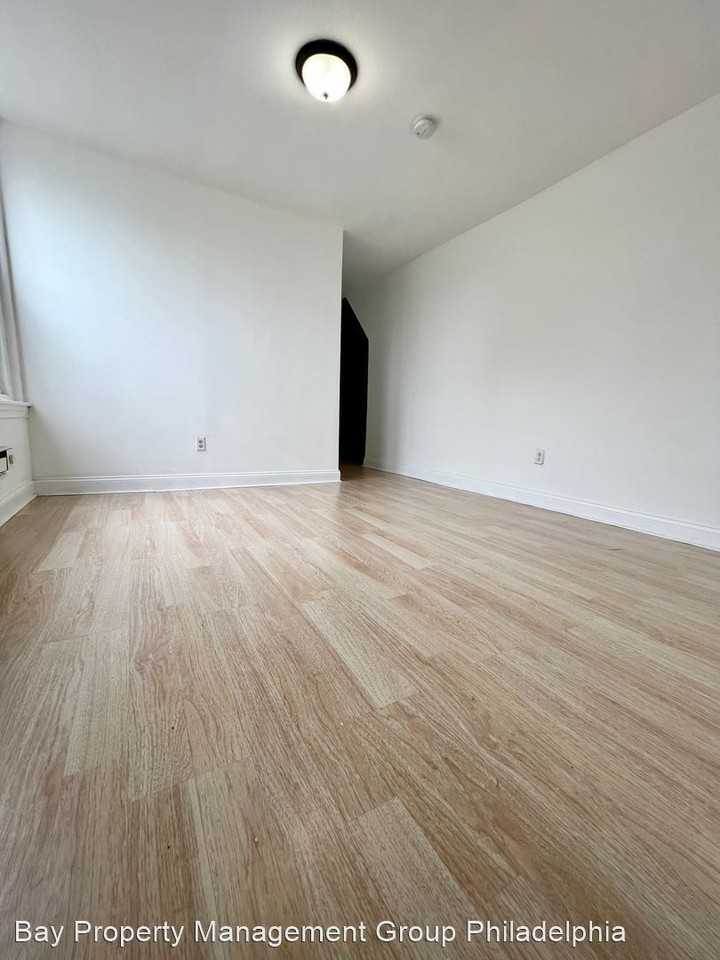 5759 Pine St - Photo 3 of 10