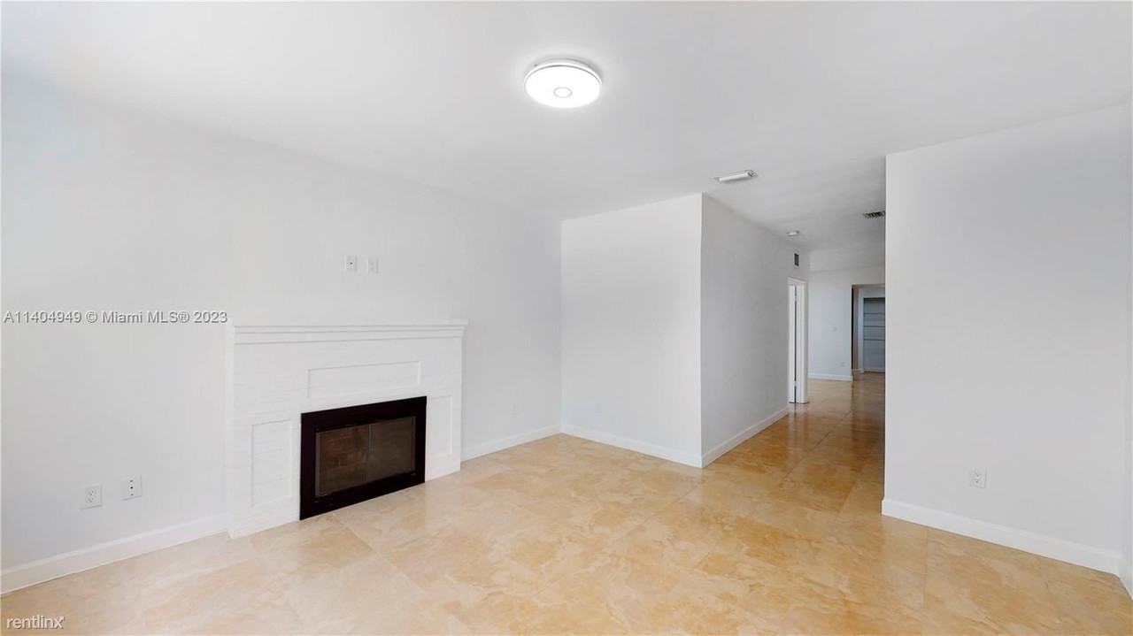 2915 Sw 24th Ter - Photo 2 of 21