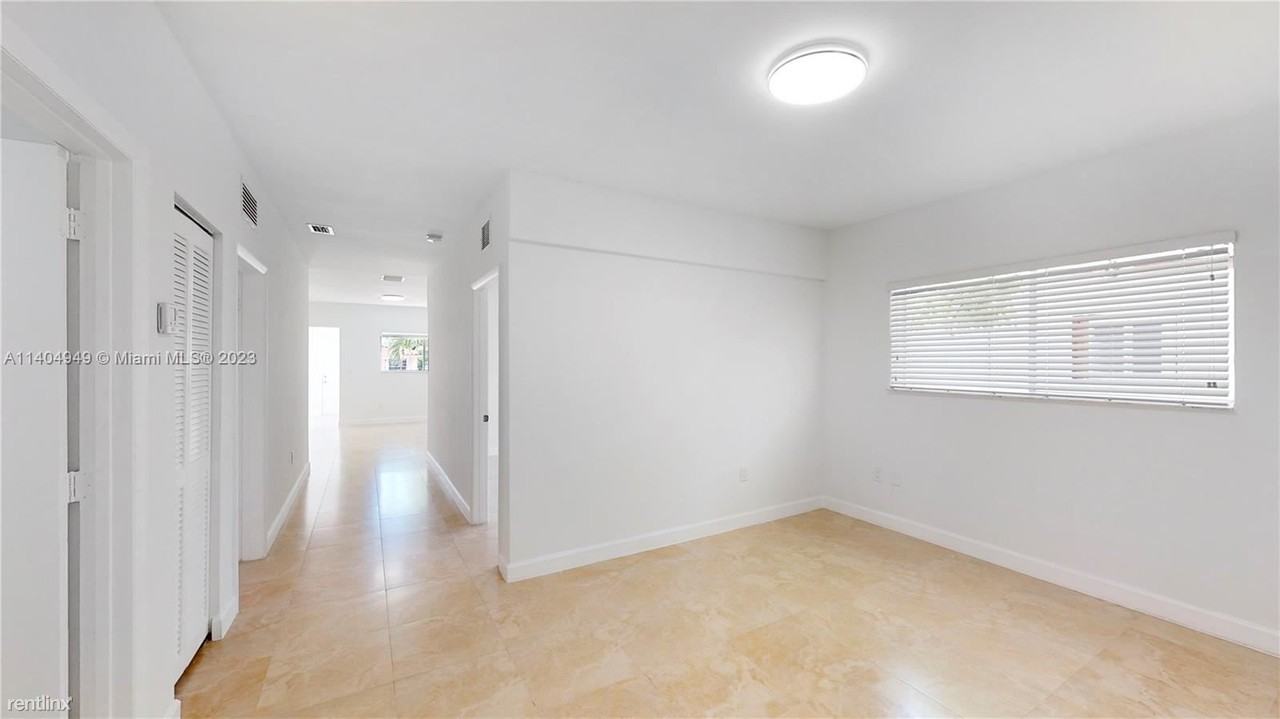 2915 Sw 24th Ter - Photo 3 of 21