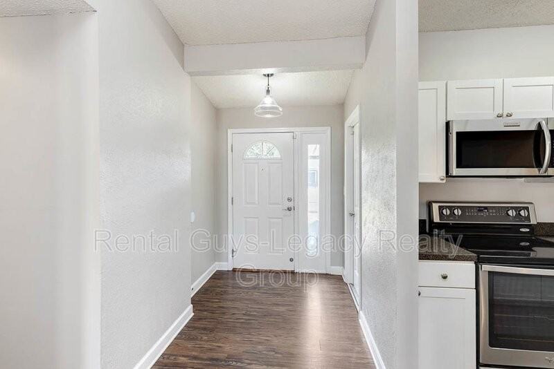 10729 Squires Ct - Photo 3 of 24