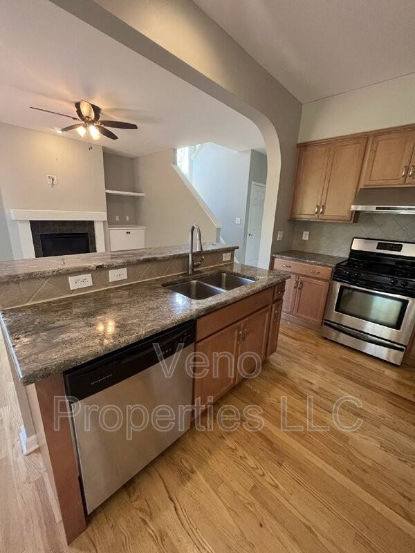 38 Lindenwood Dr - Photo 2 of 31