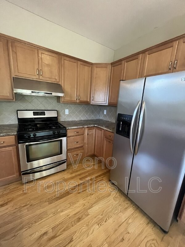 38 Lindenwood Dr - Photo 3 of 31