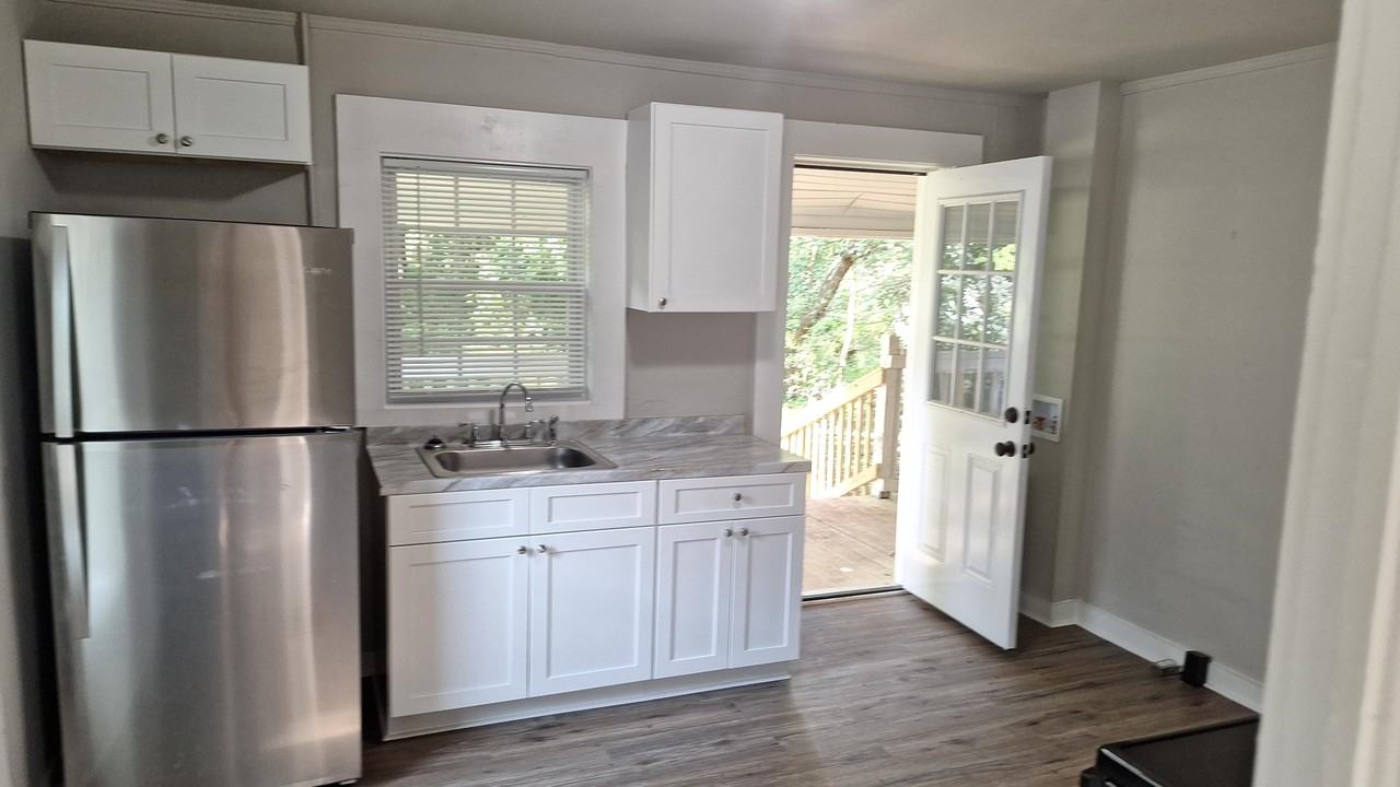 124 Irwin St - Photo 3 of 11