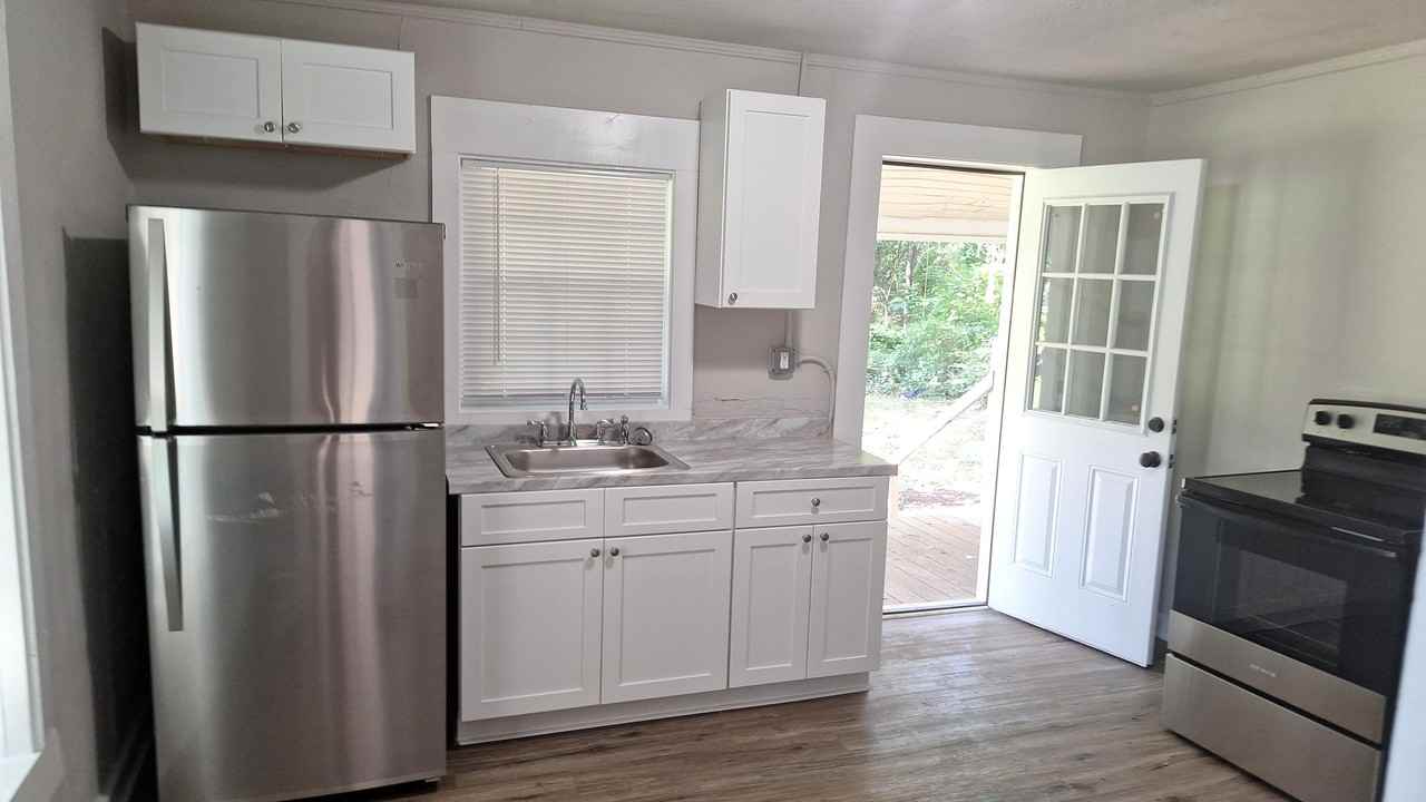 130 Irwin St - Photo 3 of 10